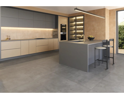 Cuisine moderne avec kitchenette, îlot de cuisine, évier, tabourets de bar et carrelage.