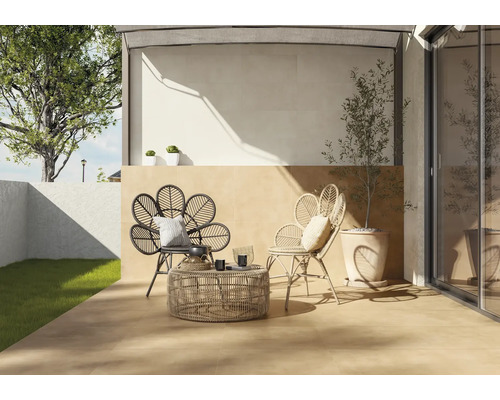 Terrasse mit Rattansesseln in Blumenform und einem runden Rattantisch