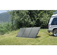 Panneau solaire portable sur une pelouse à côté d''un camping-car
