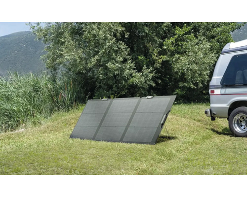 Panneau solaire portable sur une pelouse à côté d''un camping-car