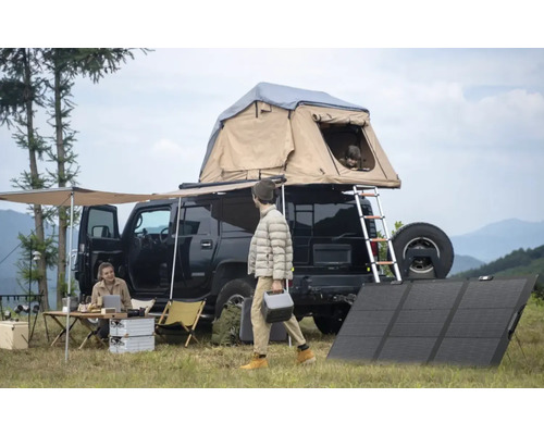 Scène de camping avec voiture, tente de toit, panneaux solaires et personnes pratiquant des activités de plein air
