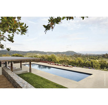 Landschaftsansicht mit Schwimmbad, Liegestühlen und Pavillon