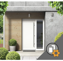 Moderne Haustür mit Seitenteil und langem Edelstahlgriff