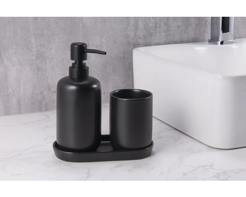 Distributeur de savon et gobelet à brosse à dents en céramique dans la salle de bain