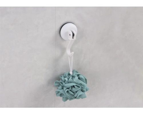 Duschschwamm hängt an einem Saugnapf-Haken an der Wand