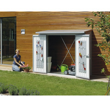 Gartenschrank mit geöffneten Türen, ausgestattet mit Gartengeräten, Rasenmäher und Giesskanne im Garten.