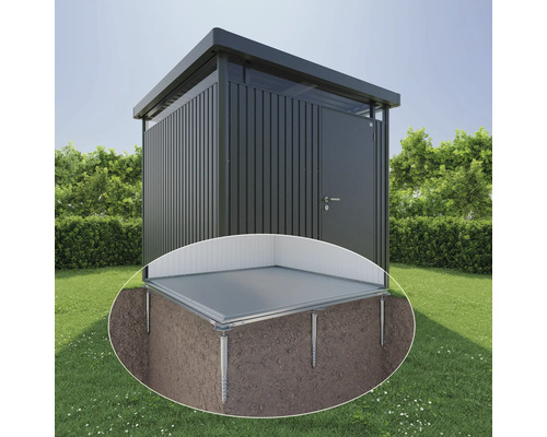 Armoire de jardin avec plaque de base et ancrages au sol dans le jardin.