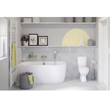 Helles Badezimmer mit Badewanne, Toilette und Heizkörper