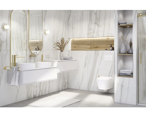 Salle de bains moderne avec double vasque, miroir, toilettes et étagères