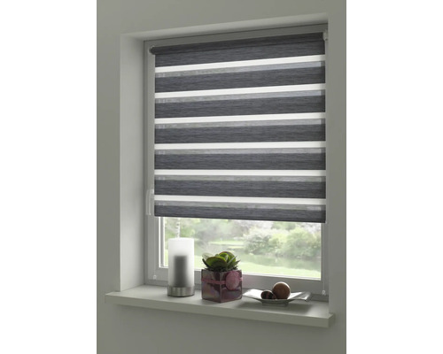 Fenêtre avec store enrouleur double rayé gris pour l’intimité et la protection solaire