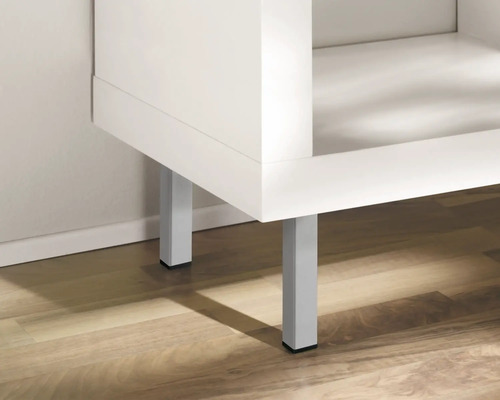 Detailansicht eines weißen Badmöbels mit silberfarbenen Füssen