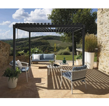 Terrasse mit Pergola, Sitzmöbeln und Blick in die Landschaft