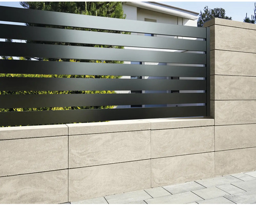 Clôture d'intimité avec éléments horizontaux et éléments en béton