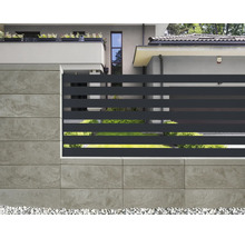 Installation de clôture moderne avec éléments horizontaux et piliers en béton