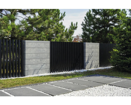 Gartenansicht mit Zaun aus Beton und Holzelementen sowie Gehwegplatten