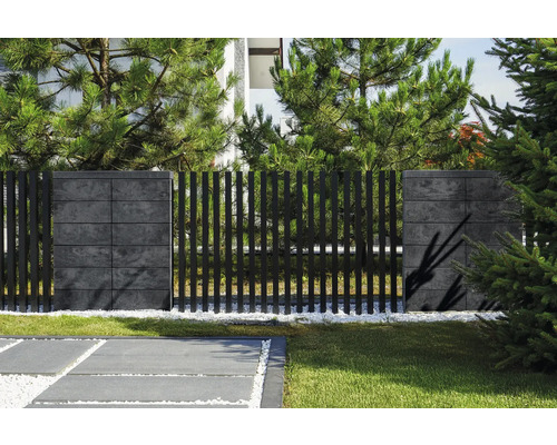 Moderner Gartenzaun mit Betonpfeilern und vertikalen Metallelementen