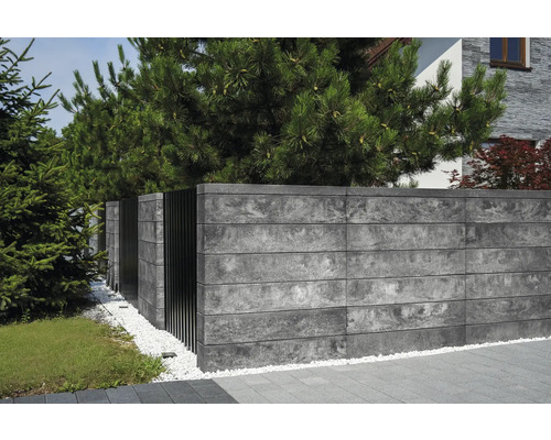 Garten mit Sichtschutzzaun aus Beton und Metall