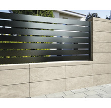 Clôture moderne avec blocs de béton et éléments métalliques horizontaux