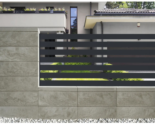 Vue de jardin moderne avec piliers en béton et éléments métalliques horizontaux