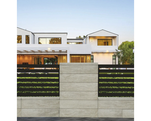 Maison moderne avec clôture en pierre et métal