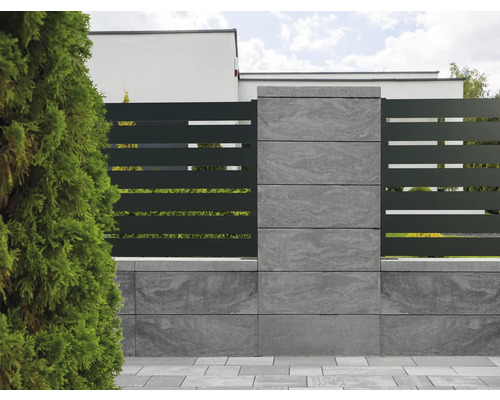 Gartenzaun mit Betonsäulen und horizontalen Zaunelementen