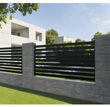 Moderne Zaunanlage mit horizontalen Lamellen und Steinelementen