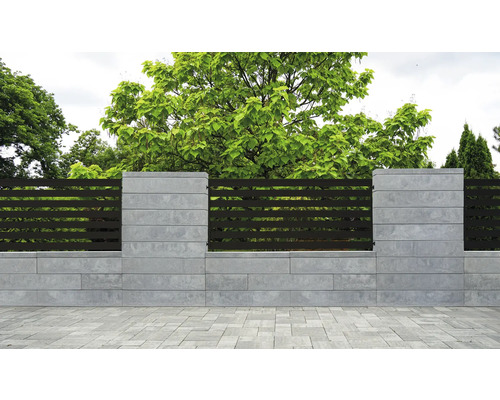 Gartenzaun aus Beton und Holzlatten