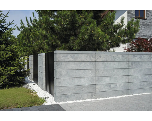 Moderne Grundstücksbegrenzung mit Betonmauer und Zaunelementen