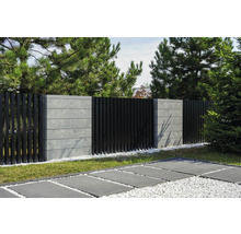 Gartenzaun mit Betonpfosten und Holzelementen neben Gehwegplatten und Kies