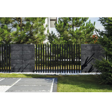 Moderner Gartenzaun mit Betonpfeilern und Metallelementen zwischen Grünpflanzen