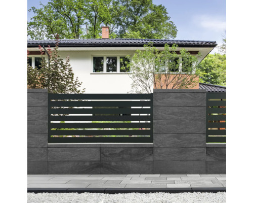 Moderne graue Grundstücksbegrenzung mit Zaunelementen vor einem Wohnhaus.