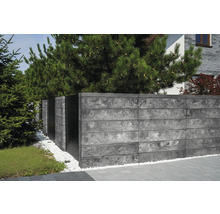 Vue de jardin avec clôture en blocs de béton et lattes