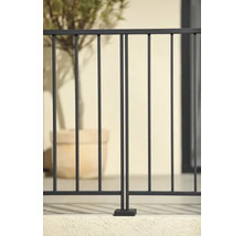 Garde-corps métallique avec barreaux verticaux pour l''extérieur.
