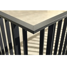 Gros plan d''une balustrade avec des barreaux métalliques