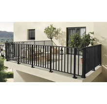 Balcon avec rambarde, plantes et sièges