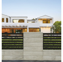 Façade de maison moderne avec clôture en pierre et métal