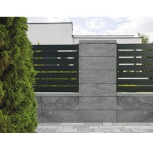 Clôture de jardin avec poteaux en béton et éléments de clôture horizontaux