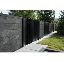 Clôture de jardin en béton et éléments de clôture verticaux dans le jardin