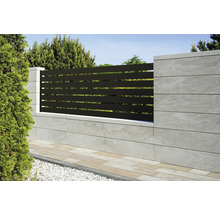 Clôture de confidentialité avec poteaux en béton et éléments horizontaux