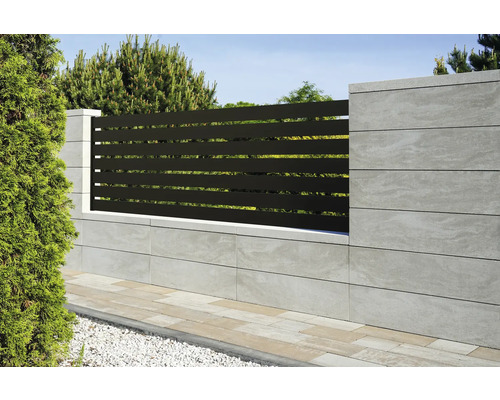 Clôture de confidentialité avec poteaux en béton et éléments horizontaux