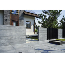 Extérieur avec clôture en béton, pavés et façade de maison