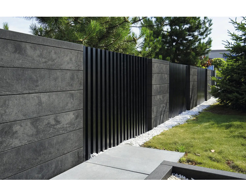 Scène de jardin avec un écran d'intimité moderne en béton et en lamelles