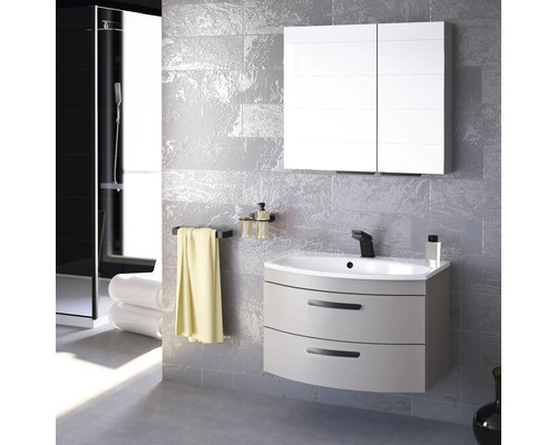 Salle de bain moderne avec meuble-lavabo, armoire de toilette et porte-serviettes devant un mur gris