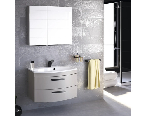 Salle de bains avec meuble sous-lavabo, armoire de toilette, serviette et accessoires de bain