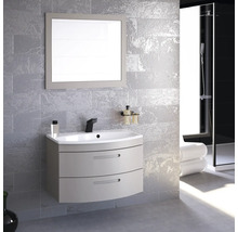 Salle de bain avec meuble sous-vasque, miroir et robinetterie