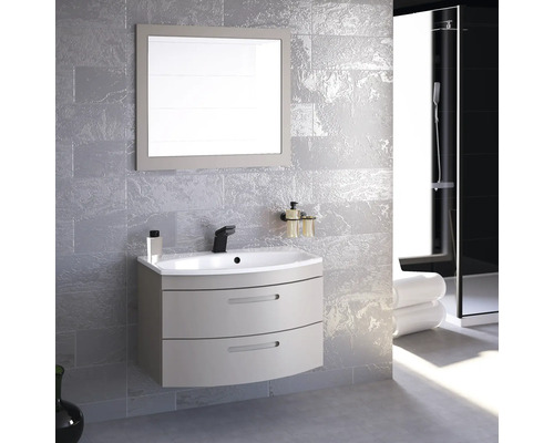 Salle de bain avec meuble sous-vasque, miroir et robinetterie