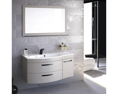 Salle de bains avec lavabo, miroir et douche