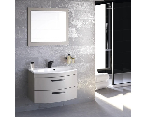 Modernes Badezimmer mit Waschtisch, Spiegel und Dusche.