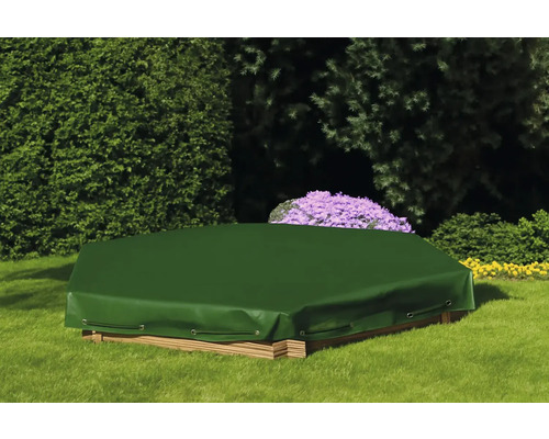 Bac à sable recouvert d''une bâche verte dans le jardin