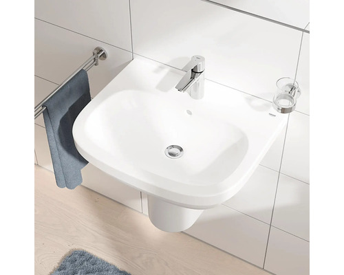 Lavabo mural blanc avec robinet, porte-serviettes et porte-gobelet pour brosse à dents